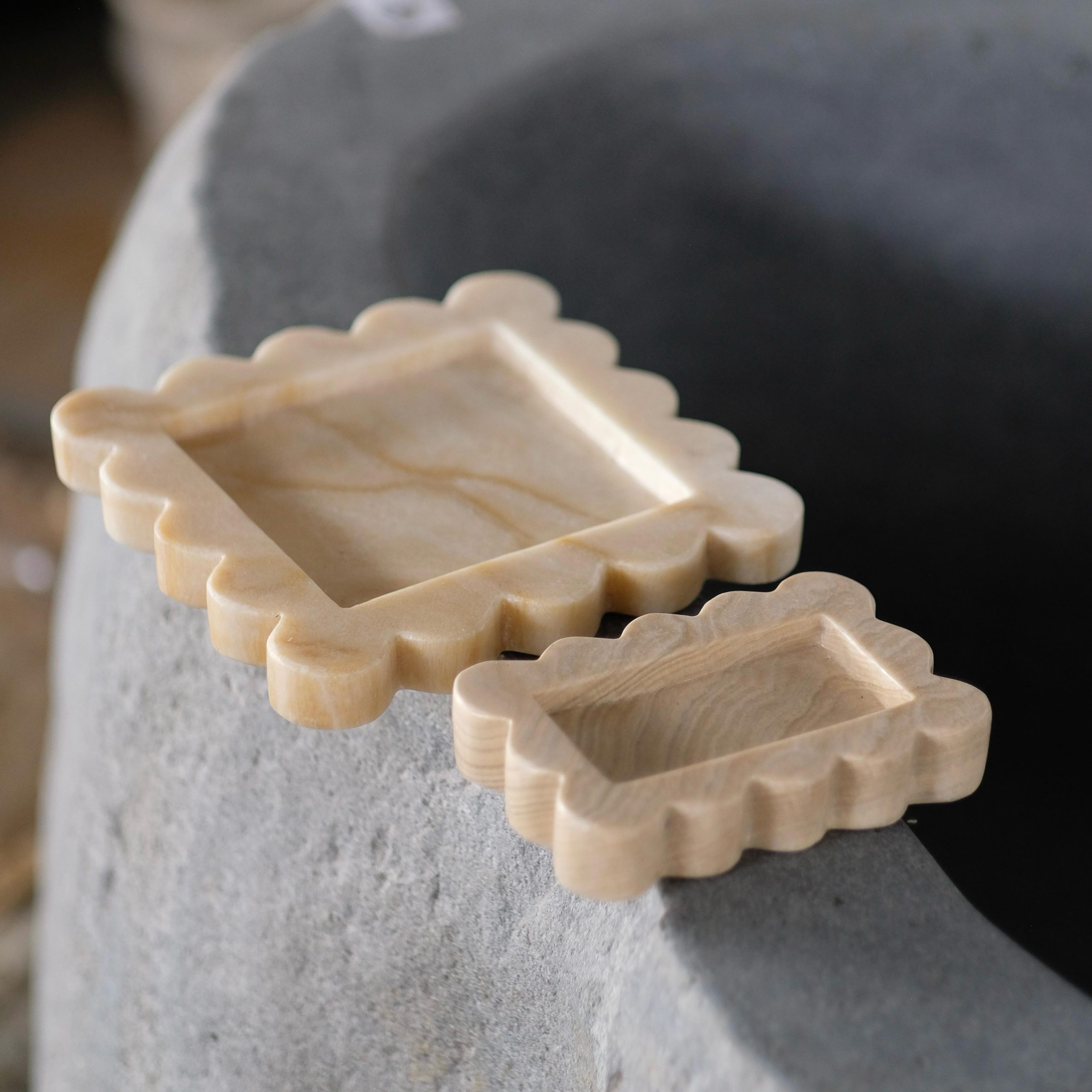 Onyx Wavy Tray